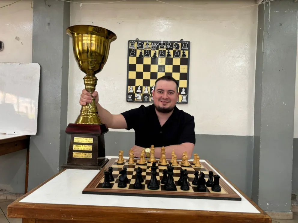 Maxi, con el trofeo de campeón // Foto: Crónica