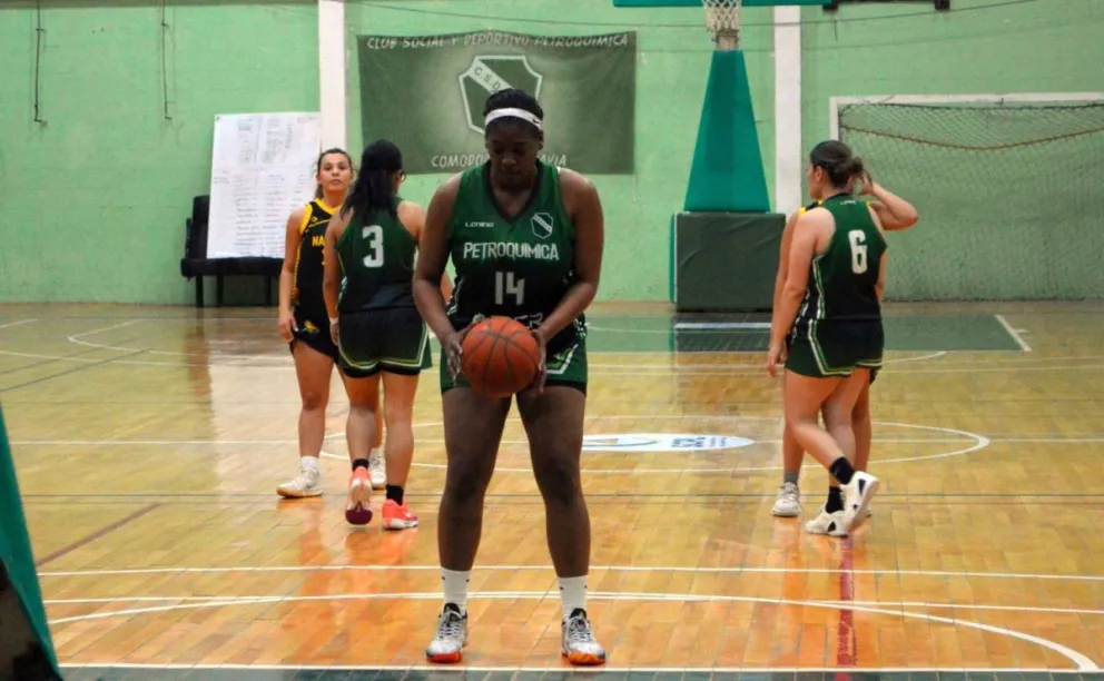 Claribel Reynoso, 18 puntos y 17 rebotes. (Prensa Petroquímica).