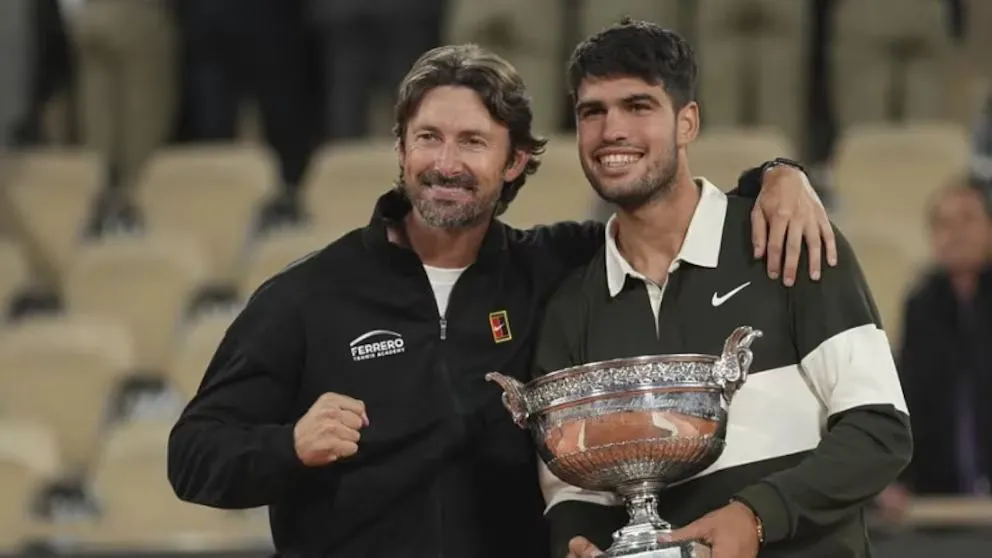 Carlos Alcaraz y Juan Carlos Ferrero tras la final de Roland Garros (EFE)