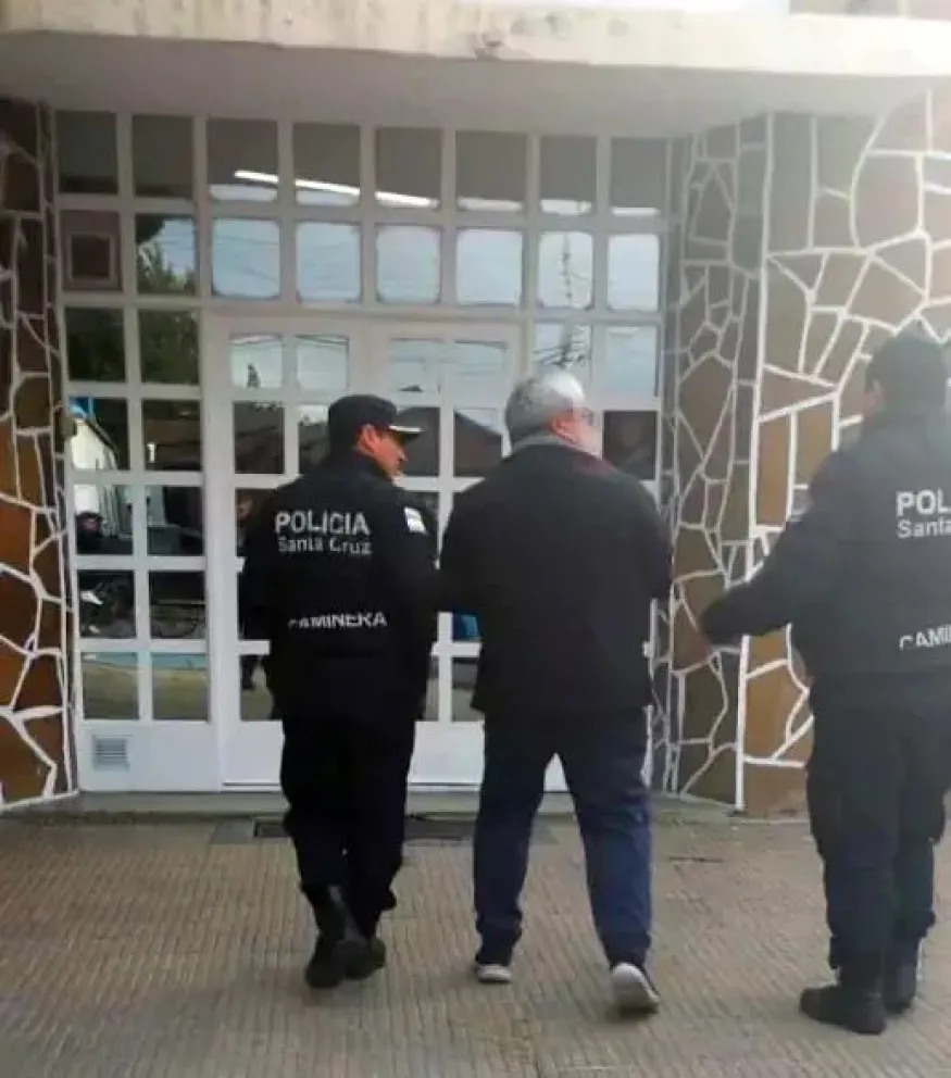 Cigarroa Cervantes siendo ingresado a la Unidad 15. 