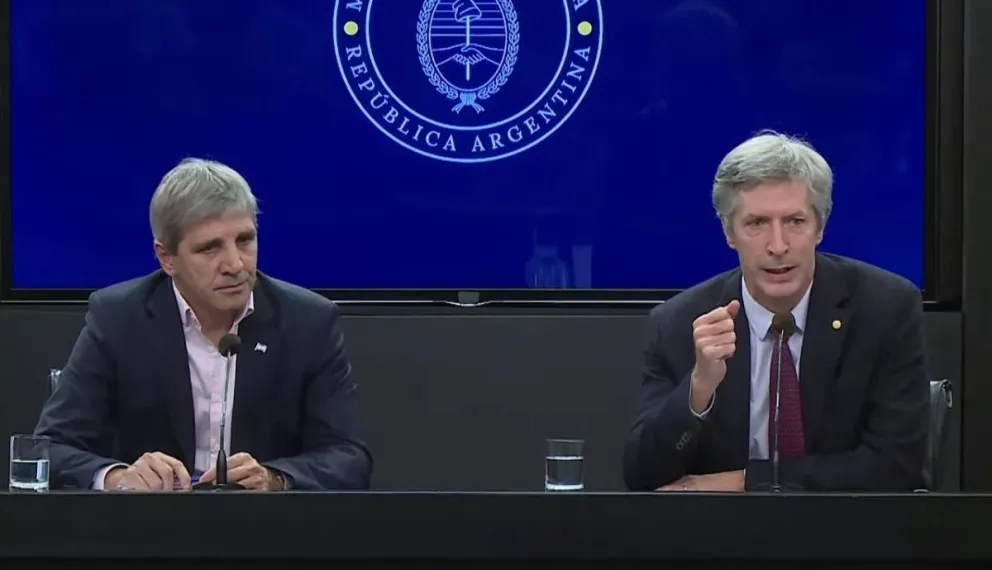 Luis Caputo, ministro de Economía, y Santiago Bausili, presidente del BCRA cerraron préstamo con bancos.