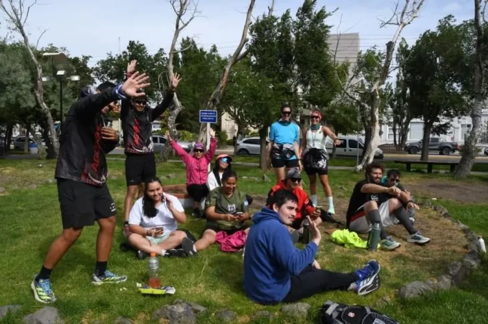 El Team Las Águilas en la Plaza San Martín luego del entrenamiento // Fotos de Juan Palacios (LA OPINIÓN AUSTRAL)