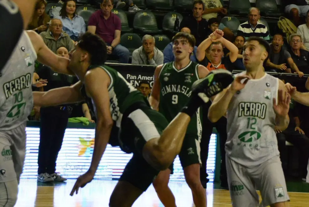 El resumen del partido. El intencional a Rivero, que bajó 15 rebotes, Dato, la figura, la señalización del juez y el reclamo de la gente.