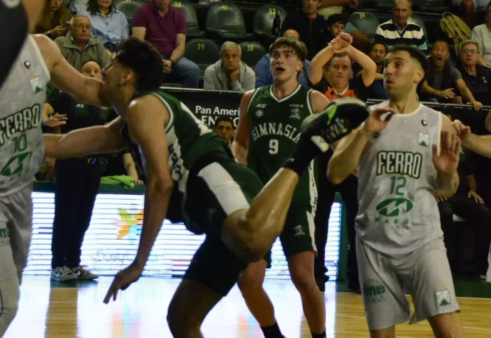 El intencional a Carlos Rivero, que jugó un partidazo. Fotos: Alejandro Paillahuala. Diario Crónica.