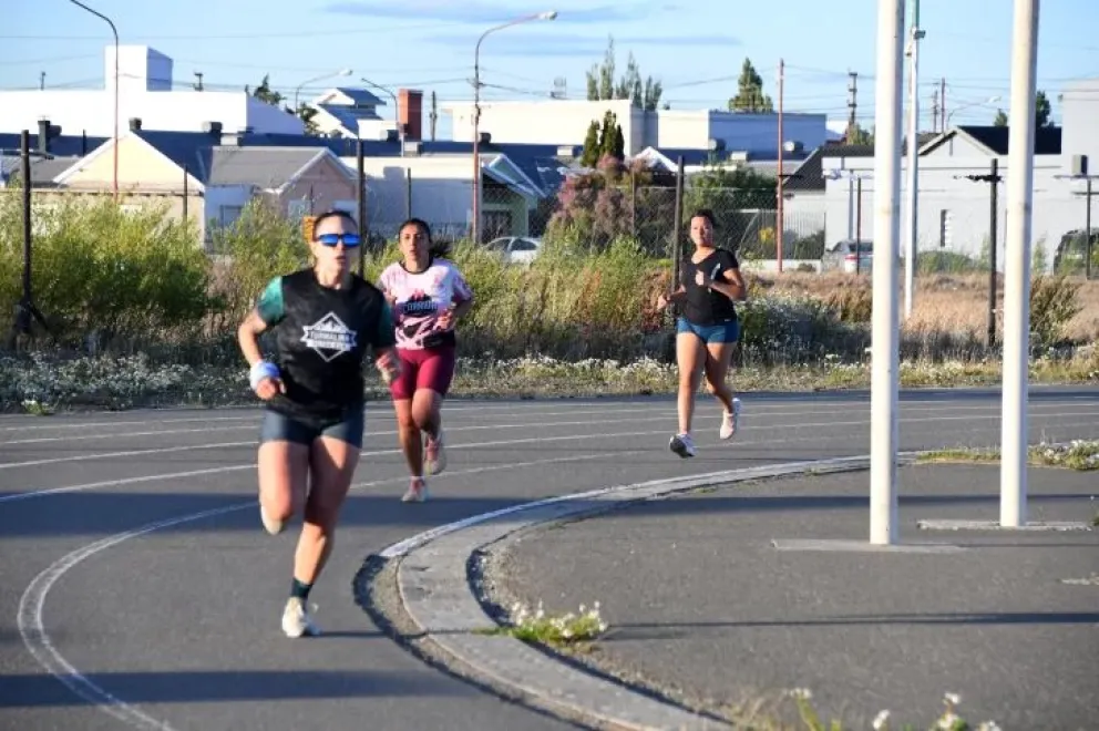 Romina González entrenando en la pista de la UNPA de Río Gallegos, preparada para la Corrida del Diario Crónica de Comodoro. FOTO: JUAN PALACIOS / LA OPINIÓN AUSTRAL.