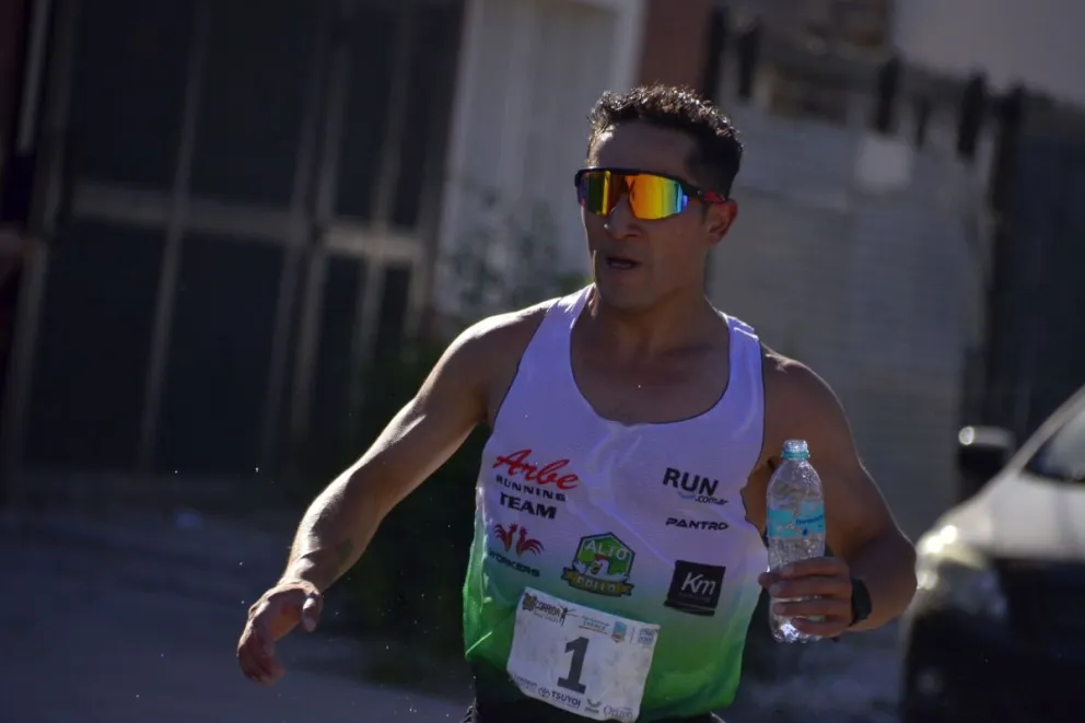 Joaquín Arbe logró ganar por quinta vez la Corrida Internacional Diario Crónica en una distancia de 10 millas.