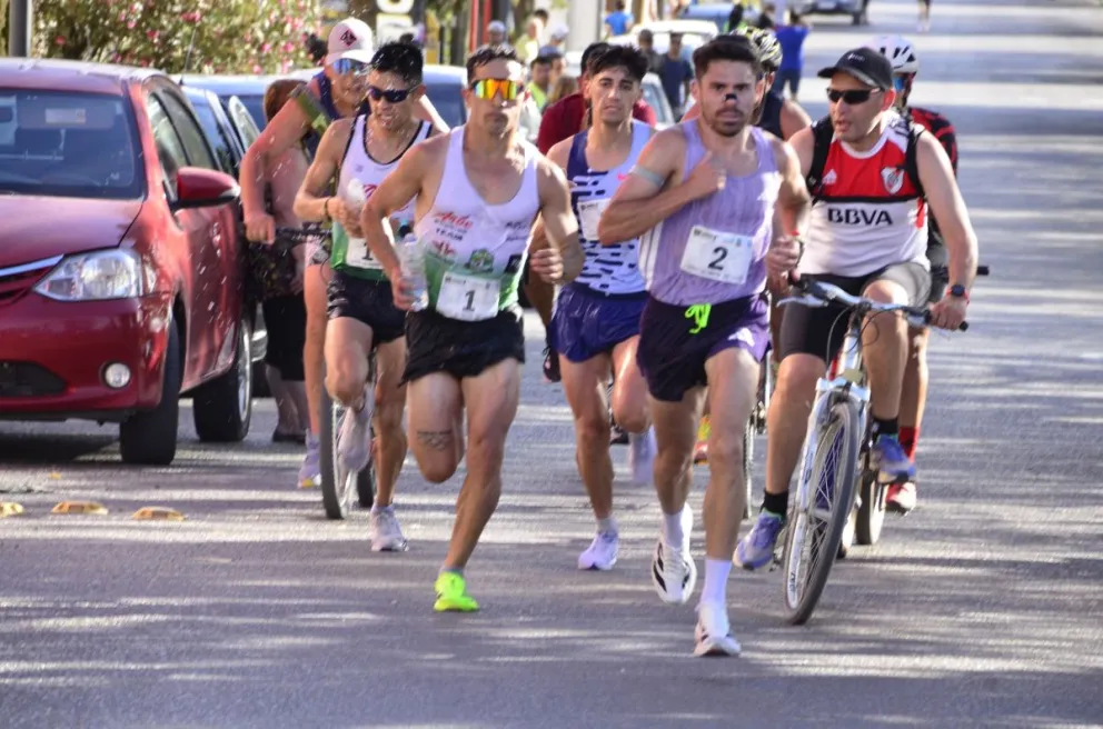 El especialista de medio fondo Matías Silva de Santiago de Chile brindó un gran espectáculo en la 60º Corrida Internacional Diario Crónica 2026.