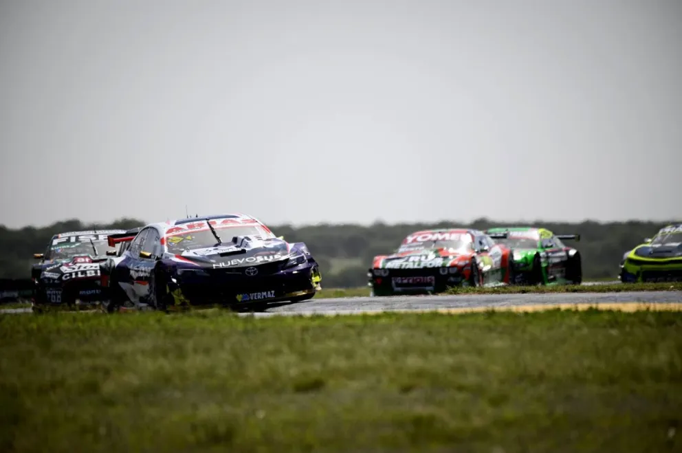 El piloto que representa a Rada Tilly y Comodoro Rivadavia, Marcelo Agrelo, va por otro año en la categoría espectáculo del automovilismo argentino. (Fotos: prensa ACTC).