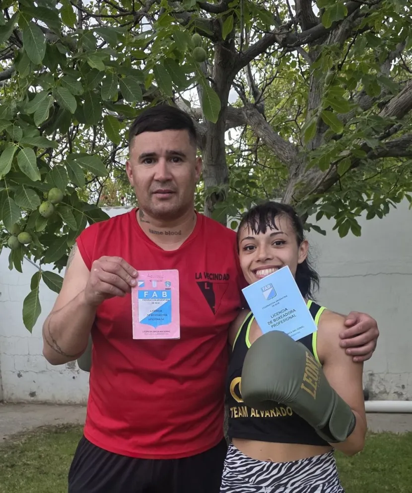 Luciendo la licencia en mano otorgada por la FAB, la boxeadora Aylén Aguirre espera por una rival que se encuadre en su categoría y pueda hacer su debut profesional en Comodoro Rivadavia. 