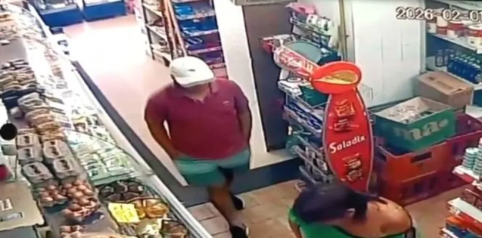 La pareja sospechosa intentó sustraer elementos sin pagar del supermercado antes del robo y recibieron una paliza