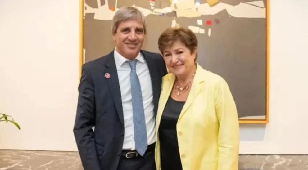 El ministro de Economía, Luis Caputo, con la titular del FMI, Kristalina Georgieva.