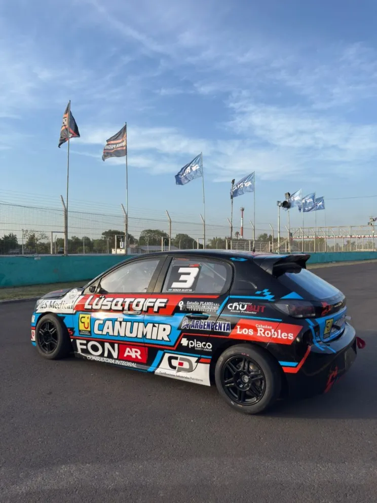 El piloto de Comodoro Rivadavia comienza una nueva temporada en la Clase 2 del Turismo Nacional corriendo con un Peugeot 208 nuevo junto al equipo Ale Bucci Racing.