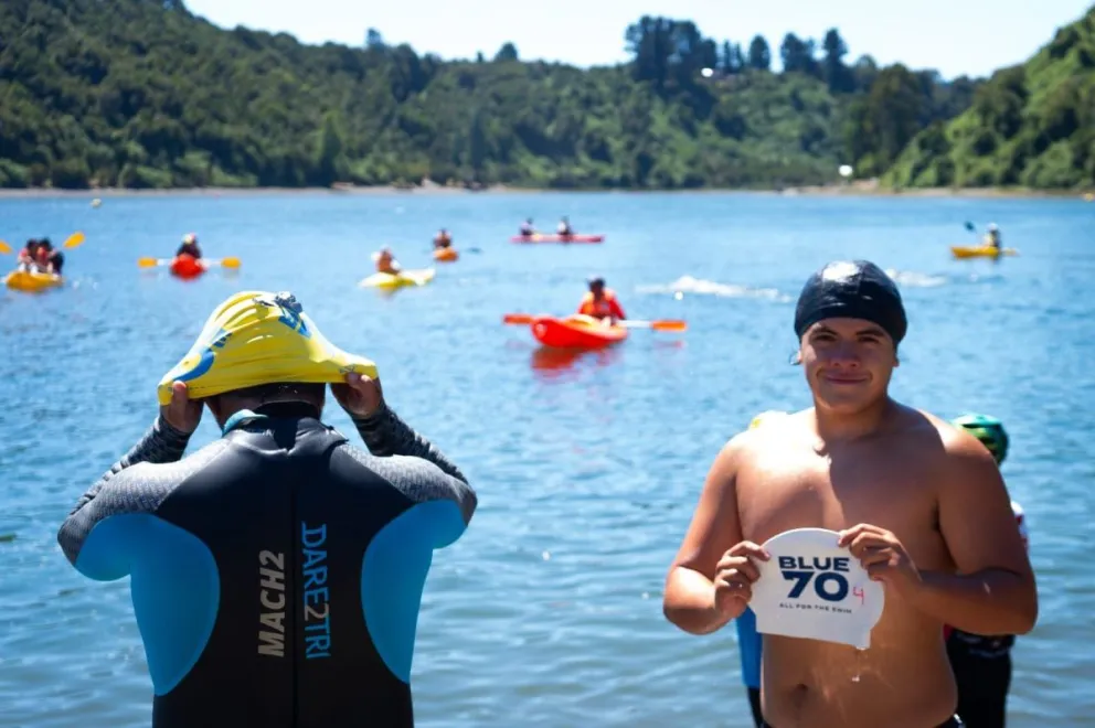El nadador de aguas gélidas Bautista Wisky entrena para el Cruce del Río de La Plata que tendrá lugar del 20 al 24 de marzo.