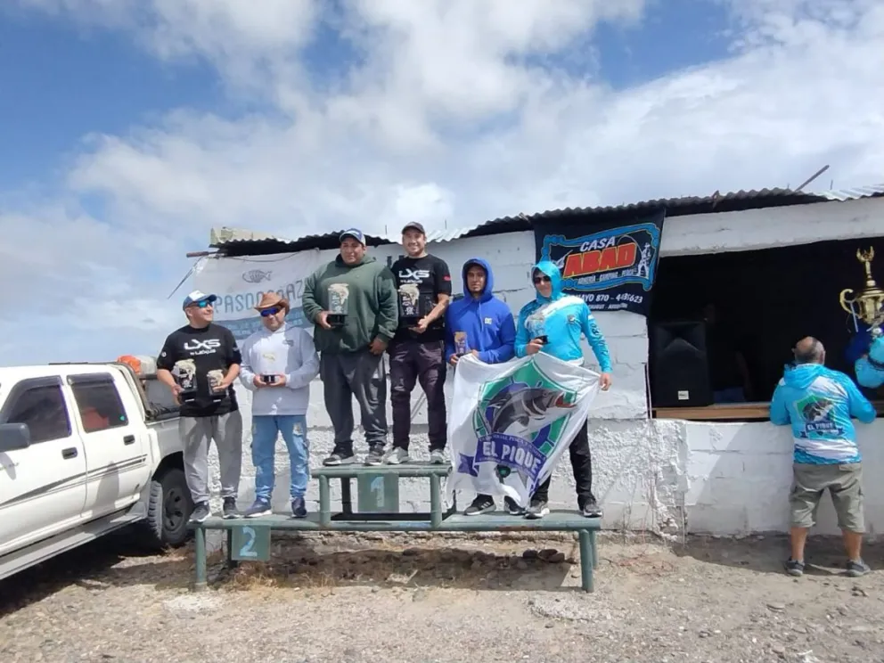 Las 10 Horas de Pesca Variada organizada por el Club Social Pesca y Náutica el Pique dejó en lo alto del podio al Club Locos por la Pesca.