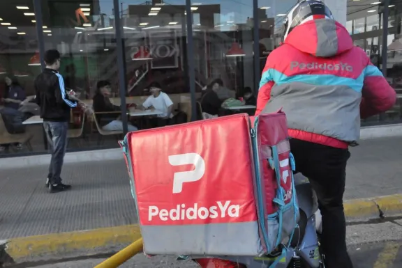 Denuncian hostigamiento y agresiones a un delivery en parada del Centro ...