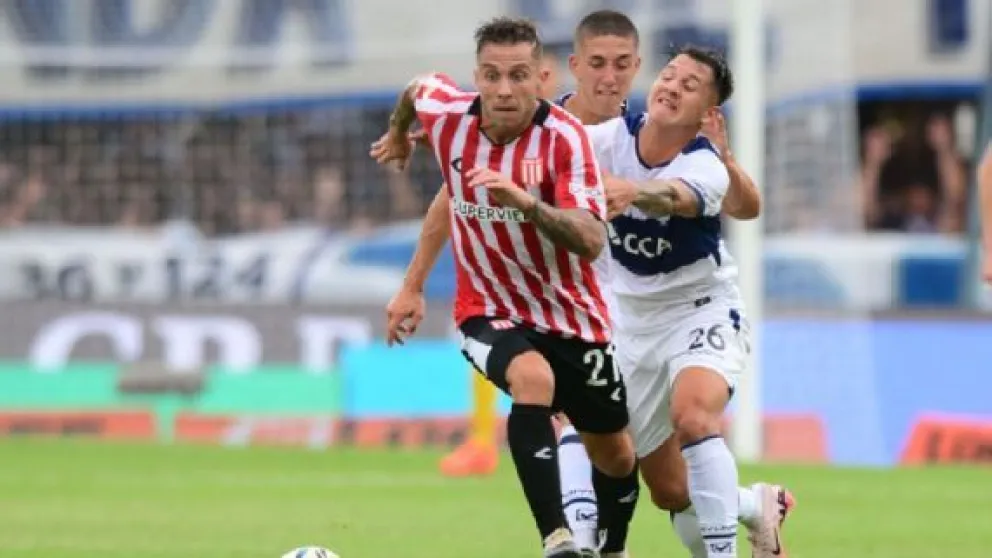 Ezequiel Piovi se escapa de Franco Torres en el clásico platense. Fotobaires.com.