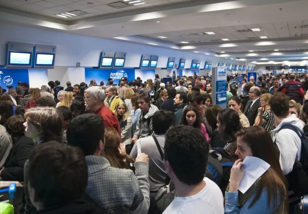 Aerolíneas Argentinas suspendió 255 vuelos por el paro de la CGT y se ven afectados 31.000 usuarios