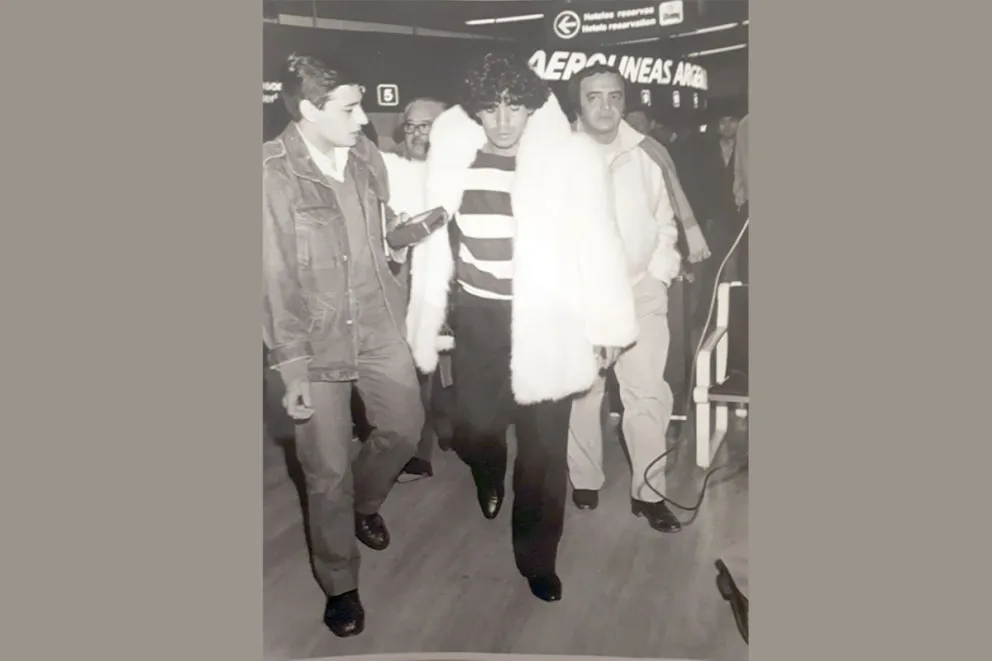 7 de julio de 1984. Maradona llegó a Ezeiza, después del pase al Nápoli. Hugo Ferrer, fue a esperarlo. De la tribuna popular de 1981 a una nota tres años después…