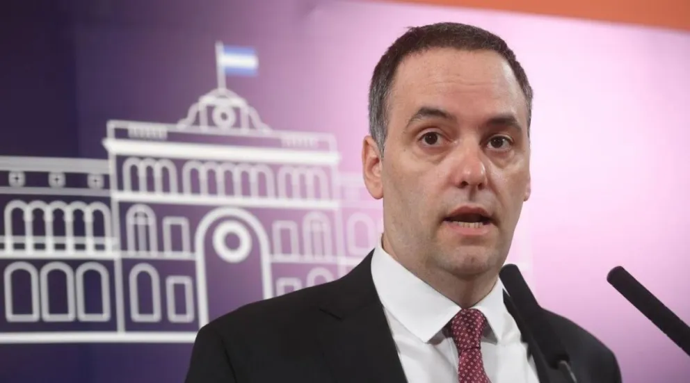 Manuel Adorni comunicó el lanzamiento de la web habilitó un sitio web Transparencia Tributaria Municipal y tuvo un fuerte cruce con Mayra Mendoza en X.
