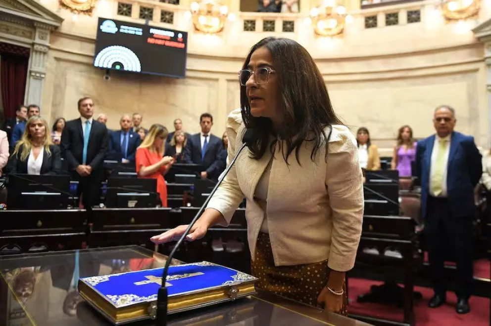 Carolina Moisés, la senadora jujeña que rompió el bloque peronista, en la jura como vicepresidenta de la Cámara.
