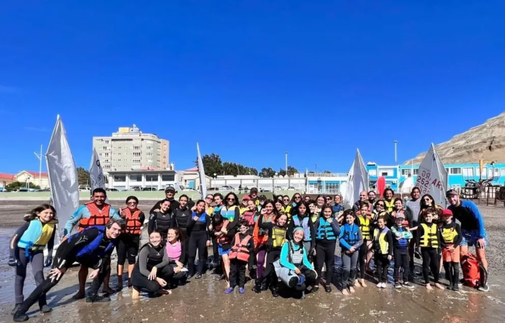 El Club Comandante Espora de Comodoro Rivadavia tiene sus instalaciones en la costanera local y presenta actividades todo el año.