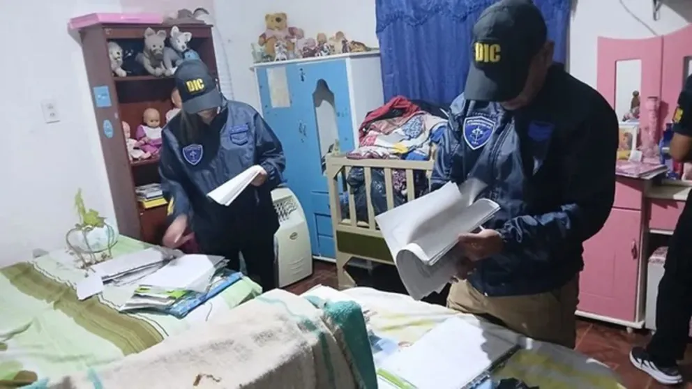 Se realizaron allanamientos en cuatro domicilios en Coronel Mollinedo, El Tala, El Galpón y Embarcación donde se logró el secuestro de documentación y la detención de dos mujeres.