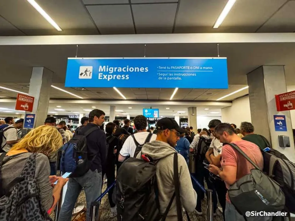 Movimiento de pasajeros en el Aeropuerto Internacional de Ezeiza durante la temporada de verano, con alto flujo de viajes al exterior.