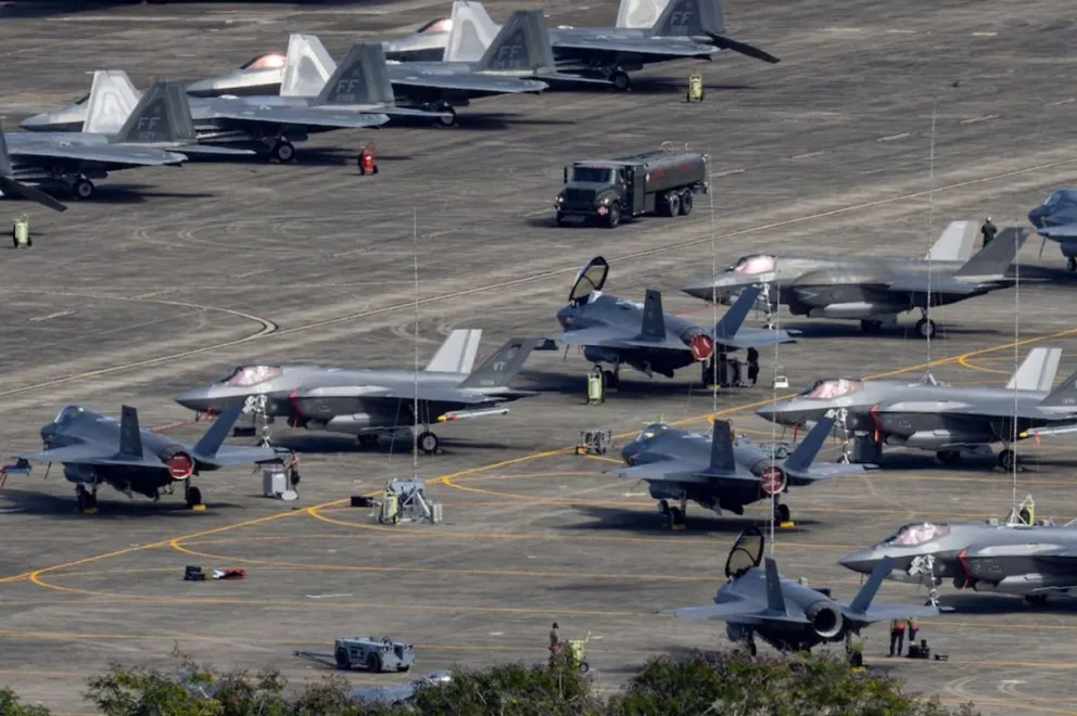 Es la primera ocasión en que Estados Unidos estaciona cazas F-22 Raptors en Israel.