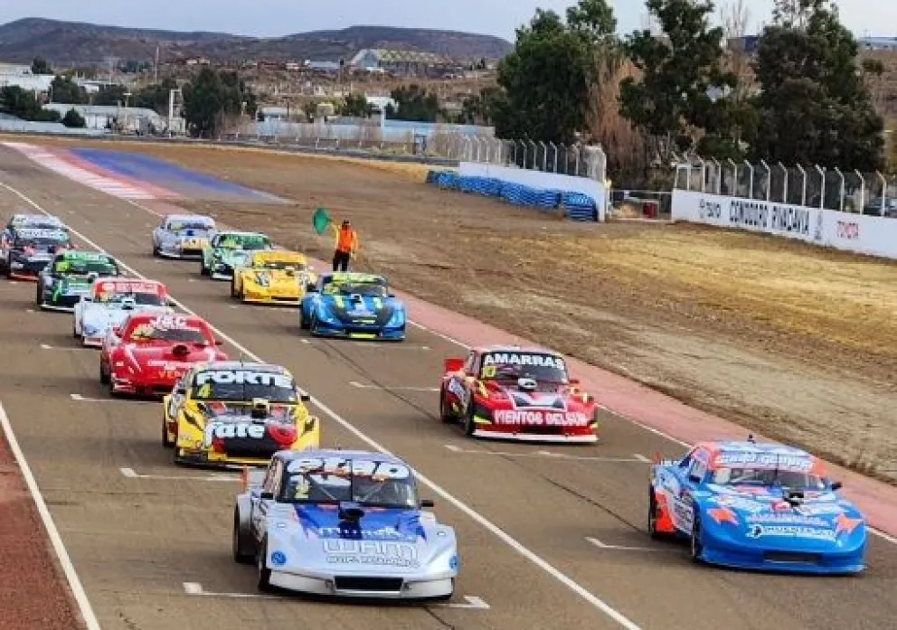 Más de cien autos estarán en competencia en la primera carrera del año en el Mar y Valle de Trelew con cinco categorías de pista en acción para brindar un gran espectáculo. (Fotos: Prensa oficial Federación)