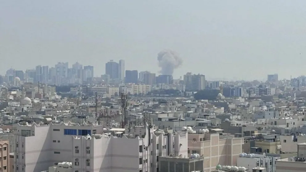 Una densa columna de humo se eleva sobre una zona urbana de Bahréin, por el ataque de misiles a las bases estadounidenses ubicabas en el sector