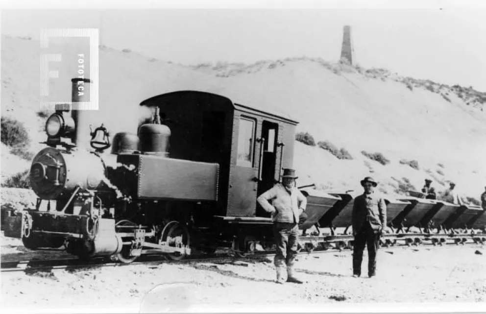  Ferrocarril General Roca – Ferroviarios 1929
Locomotora y vagones de carga junto a pozo petrolero.
Obreros ferroviarios en Km 3. (Archivo histórico municipal)