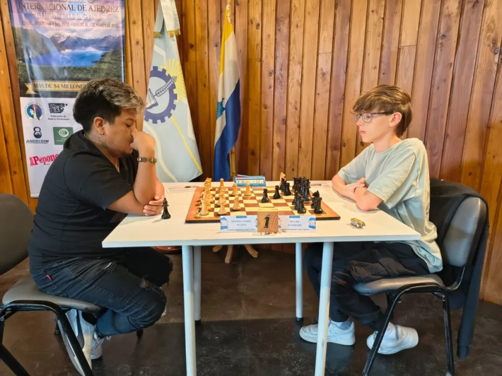 Pablo Acosta (izquierda, blancas) vs. Ilan Schnaider (derecha, negras)