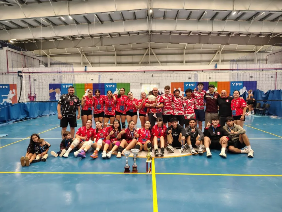 Luego de un mes de competencia desarrollado en instalaciones del gimnasio municipal Nº 4 en Comodoro,  Savio Vóley Club se consagró campeón en femenino y masculino del Torneo de Verano 2026.  
