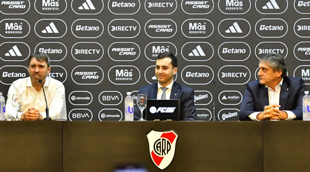 Eduardo Coudet fue presentado en River en una conferencia de prensa junto al presidente de la institución, Stefano Di Carlo, y el director de la secretaría técnica, Enzo Francescoli.