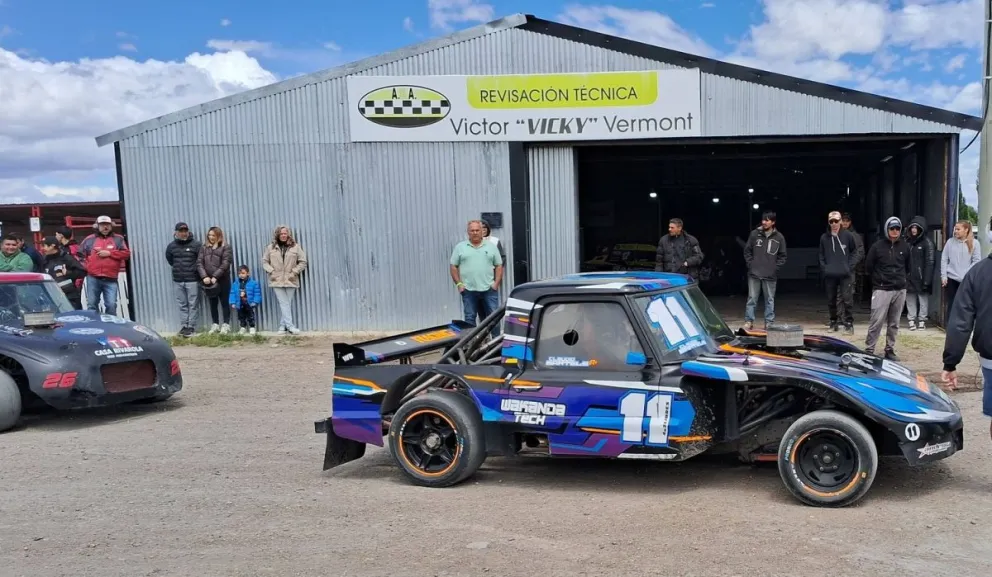 Cinco categorías comienzan el campeonato 2026 de automovilismo en Sarmiento, las series y finales se corren el domingo. Fotos: Gentileza de Primera a Fondo.