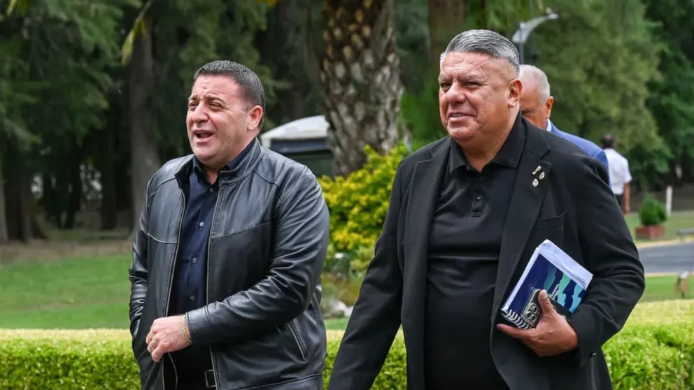 Documentación y chats revelan que el tesorero de la AFA enviaba fajos de pesos y dólares a Tapia a través de una red de “delivery” de efectivo.