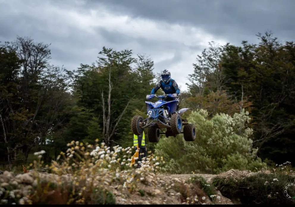 Santino Villalobos corre en la categoría ATV - QX2 y está disputando el Campeonato Binacional Argentina - Chile 2026, ahora se prepara para la V fecha el 4 y 5 de abril en Puerto San Julián en el circuito Las Bombas.