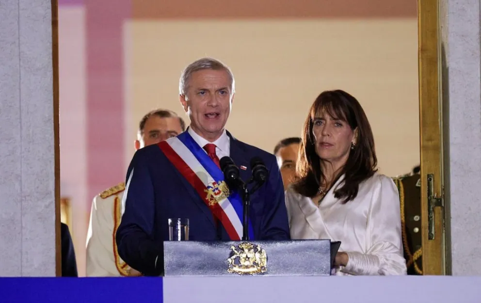 José Antonio Kast asumió la presidencia de Chile y anunció la implementación de un plan denominado gobierno de emergencia para abordar problemáticas de seguridad, salud y empleo. 