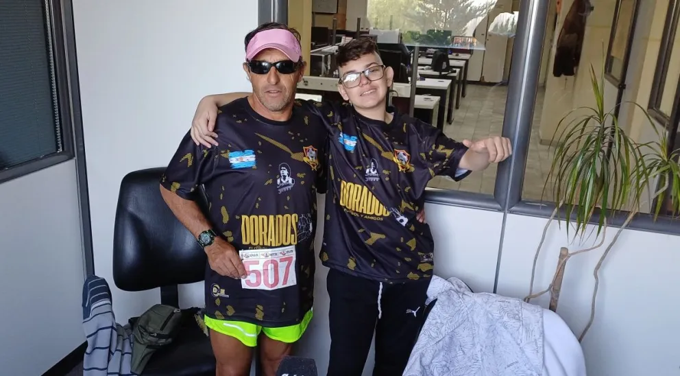 Juan Domingo (55) y Jean Franco Ferrari (13) estuvieron de visita en Crónica, agradeciendo el muy buen trato que tiene  la gente en cada competencia en la ciudad.