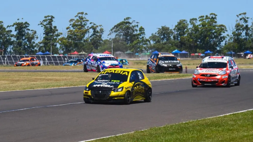 Este sábado a partir de las 15:00 el comodorense Renzo Blotta (Peugeot 208) junto al equipo Ale Bucci Racing estará en clasificación en la Clase 2 del TN. (Fotos: Prensa APAT).