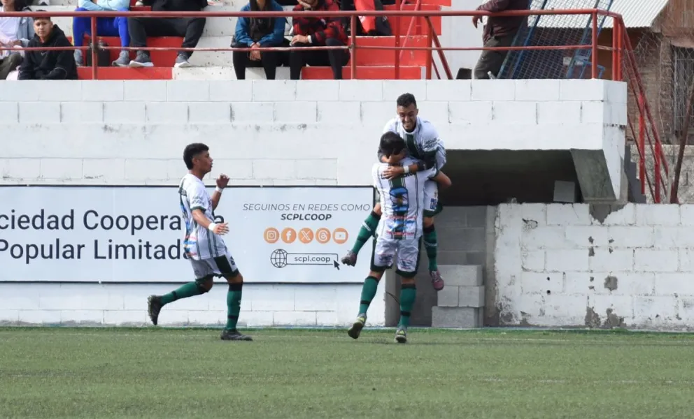 El festejo de Dzaja, que quedará en la historia por convertir el primer gol.