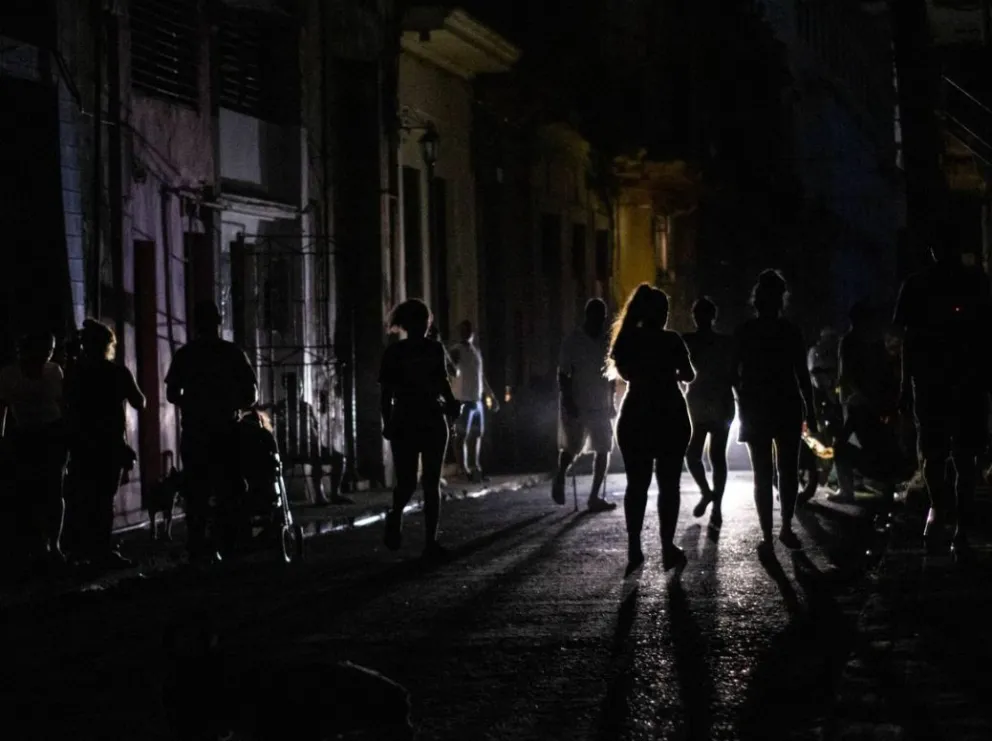 Un apagón total dejó a toda Cuba sin electricidad y volvió a evidenciar la fragilidad del sistema energético de la isla, afectado por la escasez de combustible y el deterioro de su infraestructura.

