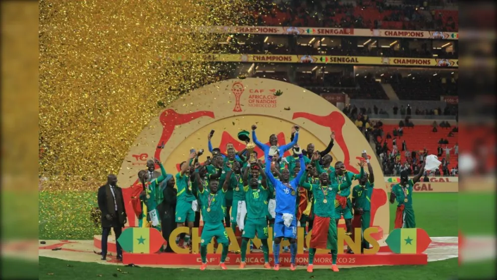 La Selección senegalesa festeja una Copa Africana que perdieron por decreto dos meses después.

