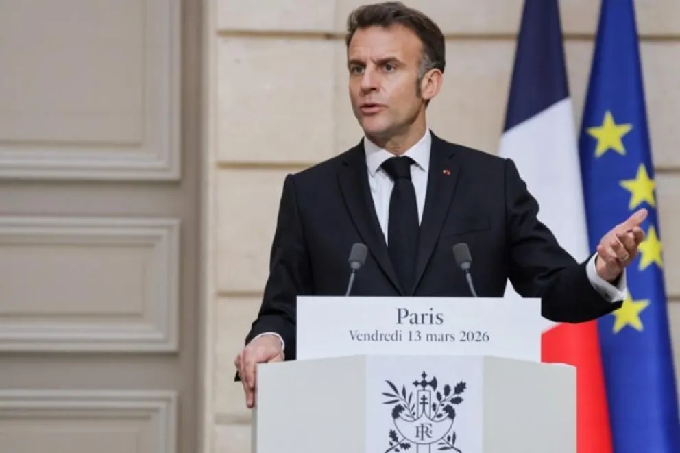 El presidente de Francia, Emmanuel Macron, pronuncia un discurso durante una rueda de prensa conjunta con el presidente de Ucrania, Volodymyr Zelensky, en París, el 13 de marzo de 2026. LUDOVIC MARIN/Pool vía REUTERS/Foto de archivo ©Thomson Reuters.