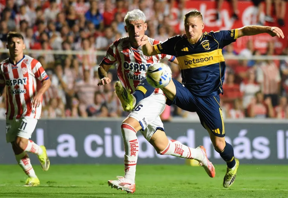Santiago Ascacibar pelea la pelota contra un futbolista de Unión de Santa Fe. El mediocampista de Boca Juniors sufrió un desgarro tras el encuentro (Fotobaires). 