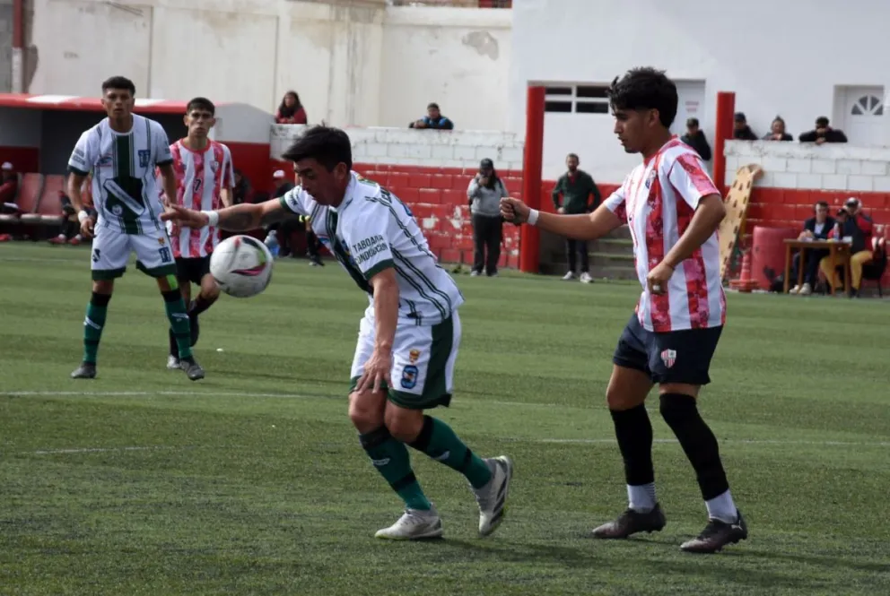En la primera fecha, Camioneros Patagónicos goleó a Roca por cuatro a cero.