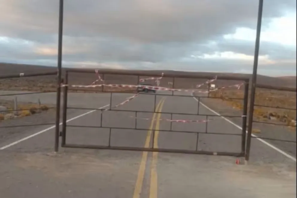 La tranquera metálica que fue instalada por particulares en la Ruta Provincial 12.
