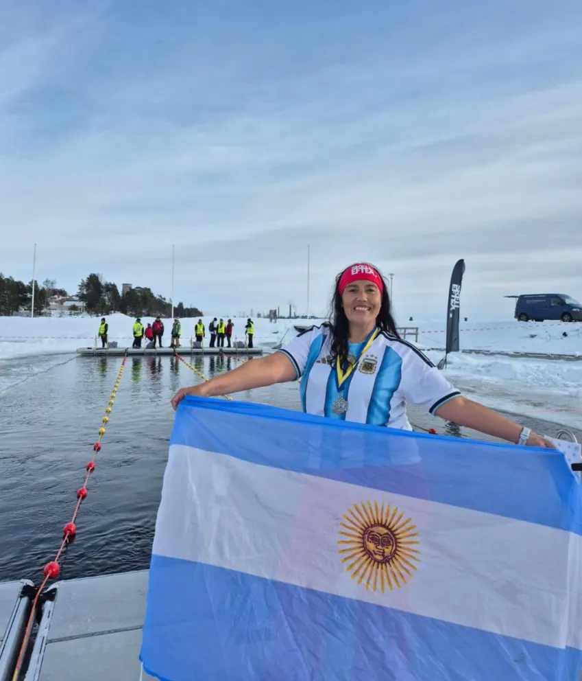 La nadadora comodorense de aguas gélidas Adriana Sandoval tuvo su primera experiencia internacional y en esta oportunidad fue invitada al Mundial de Finlandia.