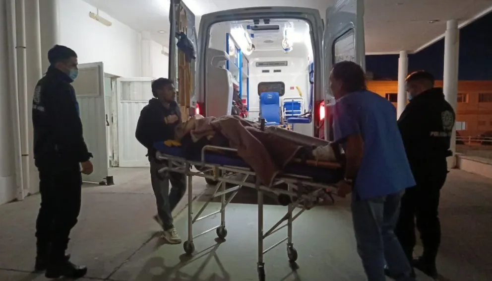 Foto: A.F. // El momento en el que ingresa a la guardia del Hospital Regional una mujer rescatada del accidente frontal en ruta 3 