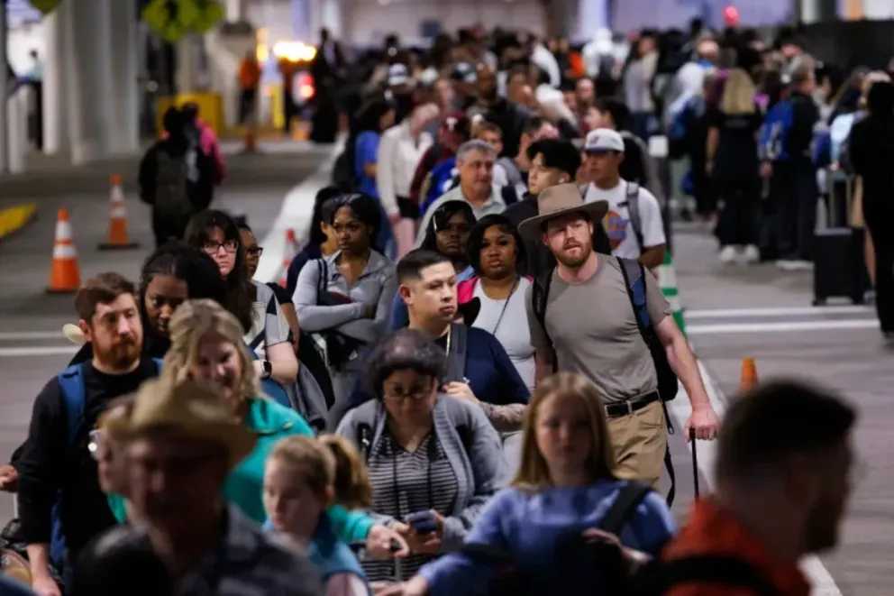 El lunes, los viajeros hicieron fila en un puesto de control de la TSA en el aeropuerto William P. Hobby de Houston, Texas. Mark Felix/Bloomberg/Getty Images